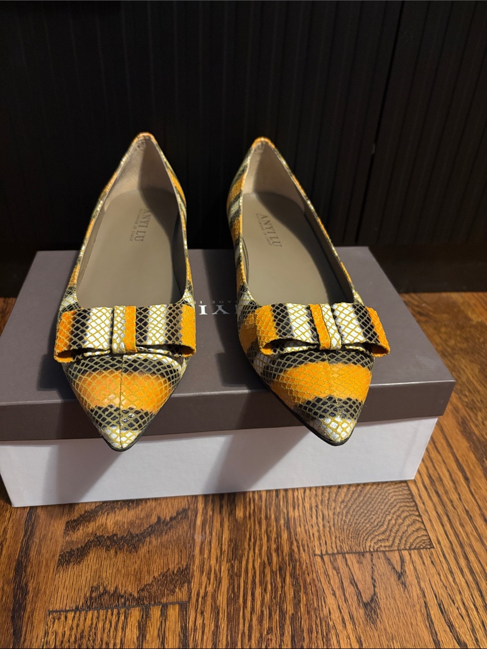 ANYI LU Pointed Toe Women's Flats in Yellow Snake-Print with Bow. Size 10
